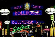 34_41219 Grell leuchtet die Neonwerbung ber der Szenestrae Groe Freiheit. Das Dollhouse wirbt fr Table Dance, der Safari Club und der Musikclub Grosse Freiheit 36 wollen die Hamburger Kiezbummler zu einem Besuch animieren.