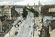 34_41231 Blick ber die Reeperbahn ca. 1920; Kraftfahrzeuge, Pferdewagen und Straenbahnen fahren auf der breiten Strasse. Links weist ein Leuchtschild auf das Hippodrom hin, im Hintergrund die Kirchtrme  der Hansestadt und der Turm der Vergngungssttte "Trichter".