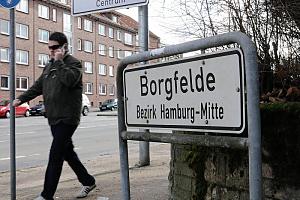 Fotos des Stadtteils Borgfelde, Bezirk Hamburg Mitte. Der Hamburger Stadtteil Borgfelde gehrte ursprnglich zum Stadtteil Hamm. Im Jahr 1256 erhielt Hamburg von den Schauenburger Grafen die sogenannte „alte Brgerweide“ zugesprochen. Sie liegt im nrdlichen Teil des heutigen Stadtteils Borgfelde.Vermutlich ist der Stadtteilname von den frher hier weidenden Schweinen (plattdeutsch „borg“) abgeleitet. Mglich ist aber auch die Ableitung von „Brgerfeld“, wofr die o.g. Bezeichnung „alte Brgerweide“ spricht. Im Krieg wurden groe Teile Borgfelde durch Luftangriffe zerstrt. Auf dem knapp 1 km groen Areal leben ca. 7000 Einwohner. 6437 Stadtteilschild der Stadteilgrenze. 