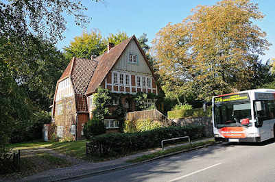 0347 Anwesen An Der ALsterschleife - HVV Bus auf der Strasse.