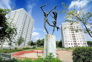 5448 Bronzeskulptur Tanzendes Paar - Spielplatz Hamburg Lohbrgge Nord. Bildhauer Johannes Ufer + Lore Ufer, 1968.