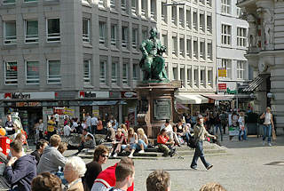 0036 Lessingdenkmal auf dem Hamburger Gnsemarkt - Hamburg Touristen sitzen in der Sonne auf dem Platz.